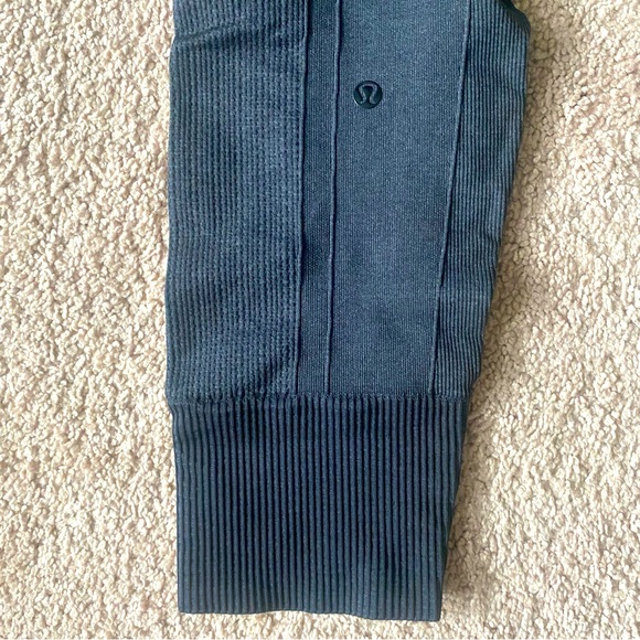 NWOT Lululemon Womens Leggings Ebb to Street Seamless Stretch Charcoal Gray 8 - Picture 3 of 4